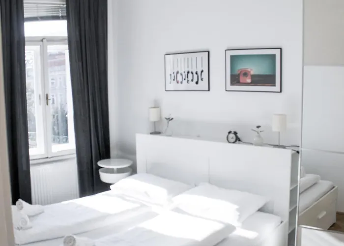 Spittelau Spacious Bright Contactless Selfcheckin Metro Train Station Daire