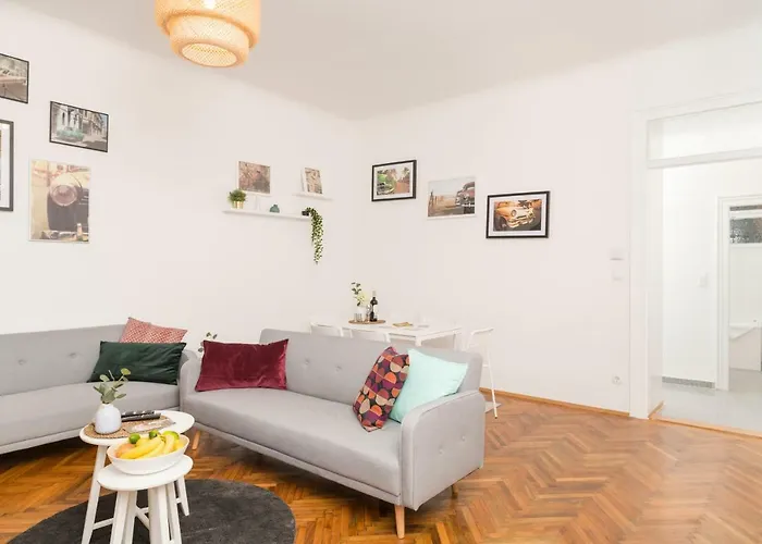 Spittelau Spacious Bright Contactless Selfcheckin Metro Train Station Apartamento