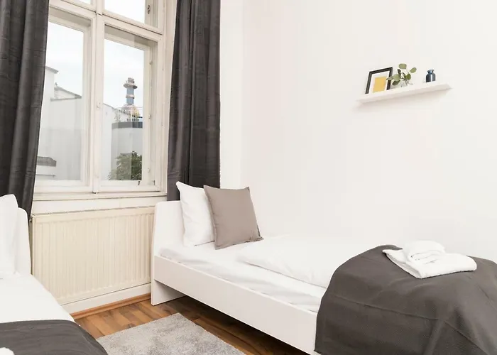 Spittelau Spacious Bright Contactless Selfcheckin Metro Train Station Daire